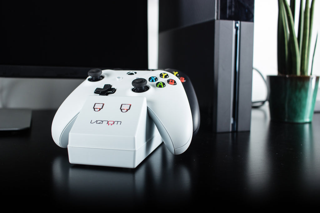 Venom Xbox One Twin Docking Station with 2 x Rechargeable Battery Packs: White Xbox One