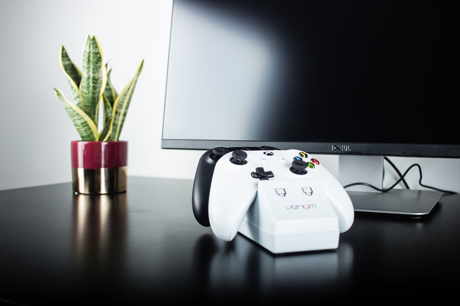 Venom Xbox One Twin Docking Station with 2 x Rechargeable Battery Packs: White Xbox One