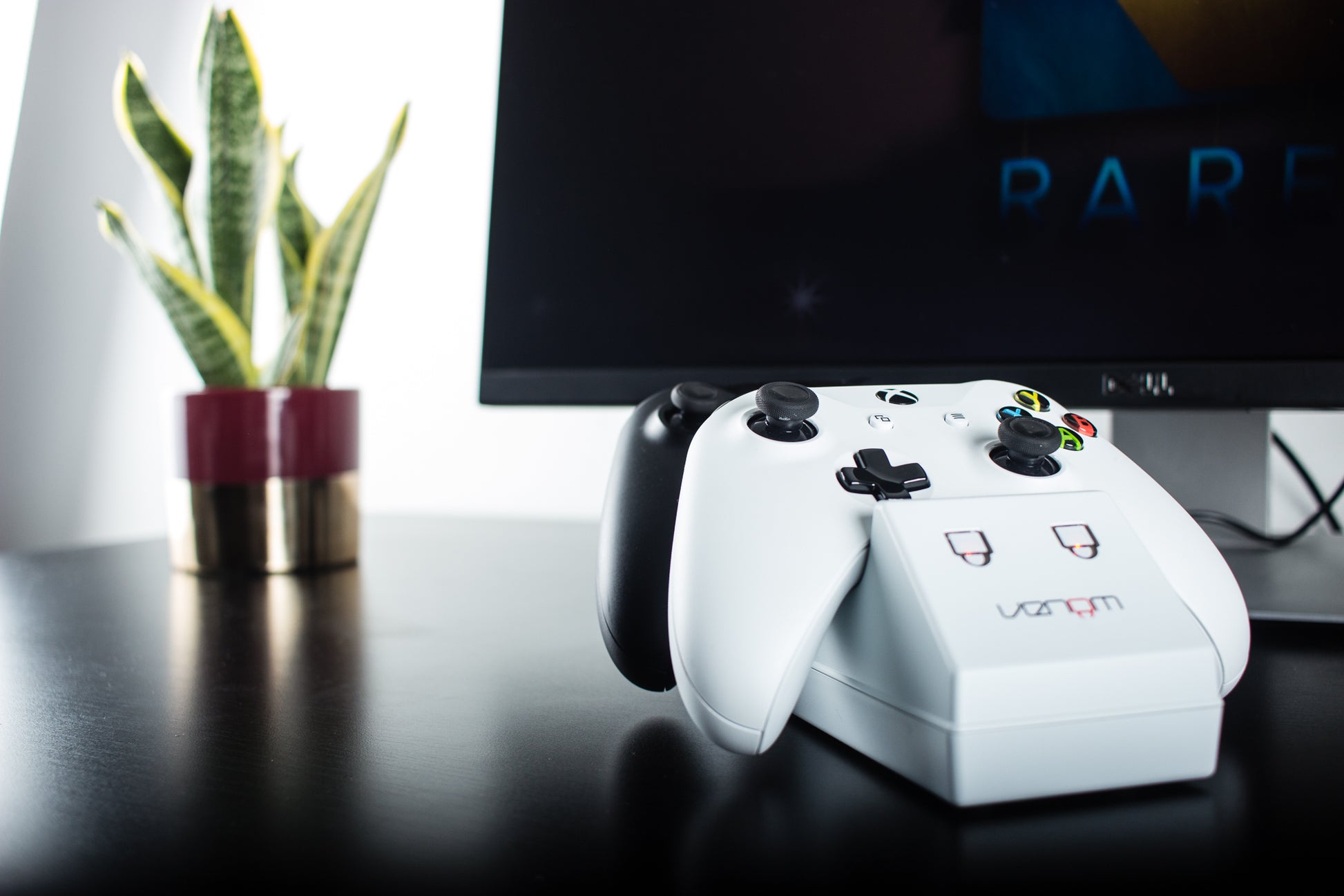 Venom Xbox One Twin Docking Station with 2 x Rechargeable Battery Packs: White Xbox One