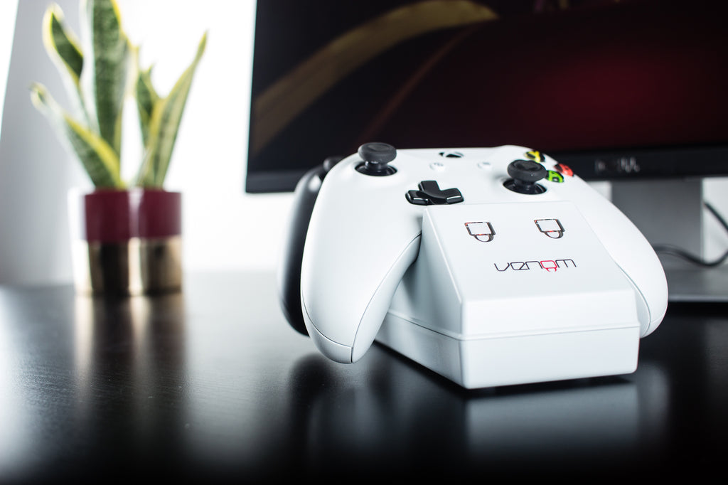 Venom Xbox One Twin Docking Station with 2 x Rechargeable Battery Packs: White Xbox One