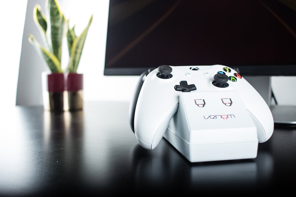Venom Xbox One Twin Docking Station with 2 x Rechargeable Battery Packs: White Xbox One