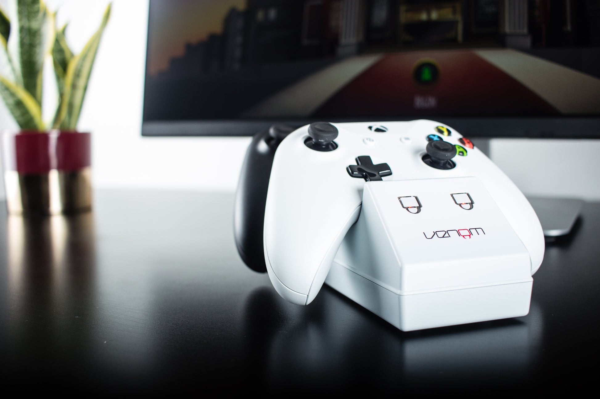 Venom Xbox One Twin Docking Station with 2 x Rechargeable Battery Packs: White Xbox One