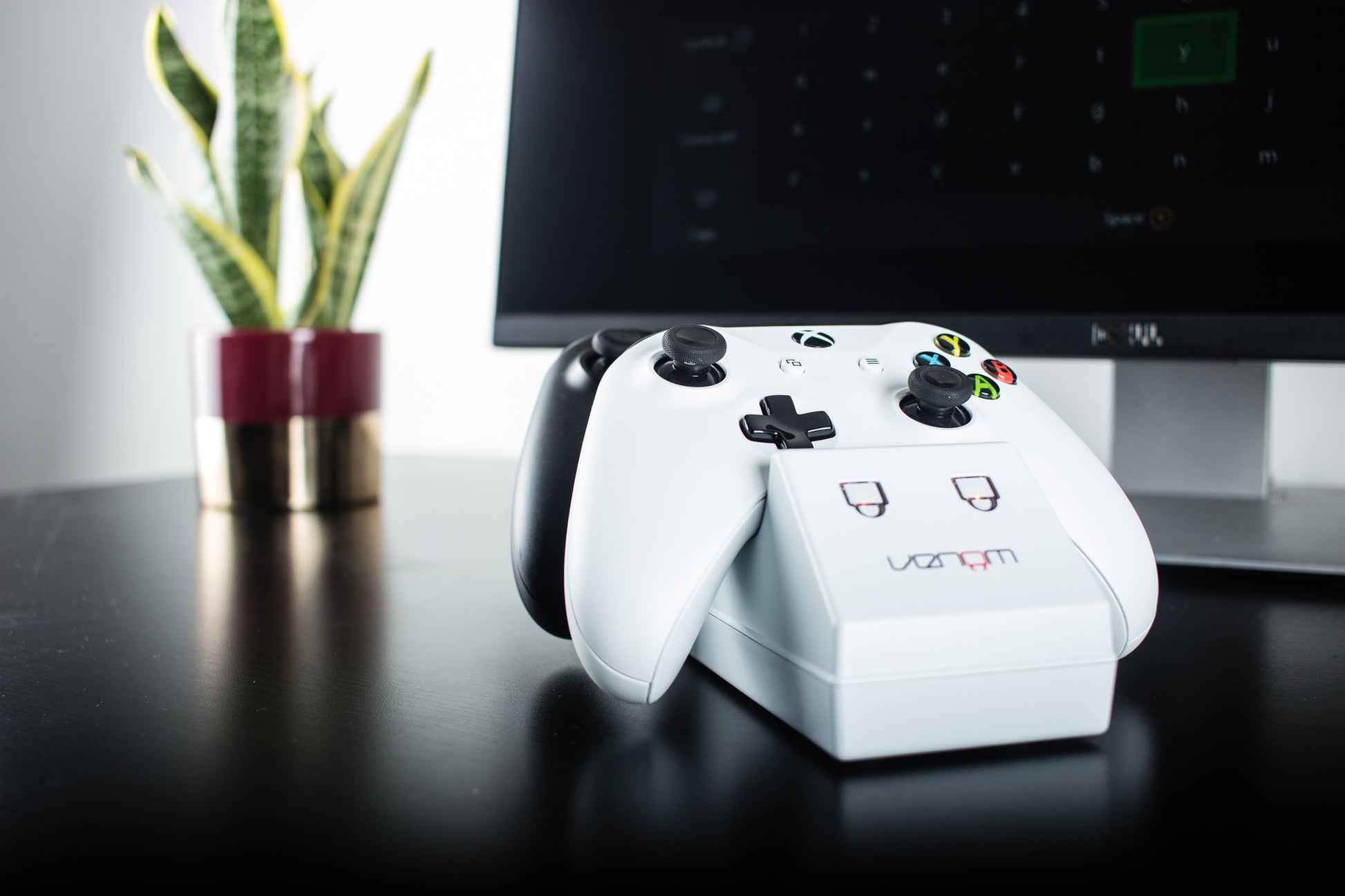Venom Xbox One Twin Docking Station with 2 x Rechargeable Battery Packs: White Xbox One