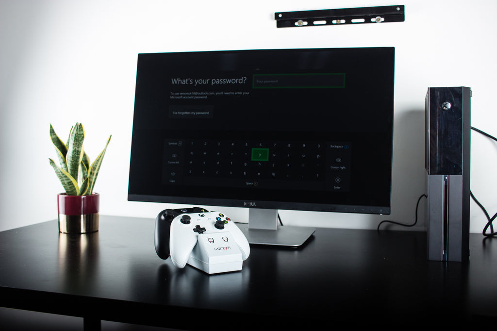 Venom Xbox One Twin Docking Station with 2 x Rechargeable Battery Packs: White Xbox One