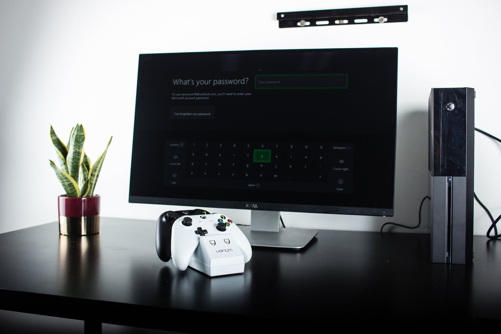 Venom Xbox One Twin Docking Station with 2 x Rechargeable Battery Packs: White Xbox One